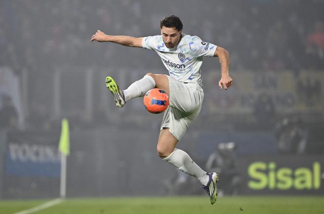 Inter Milan's Brazilian defender #30 Carlos Augusto controls the ball during the Italian Serie A football match between Pisa and Inter Milano at Arena Garibaldi Romeo Anconetani stadium in Pisa, on November 30, 2025. (Photo by Isabella BONOTTO / AFP)