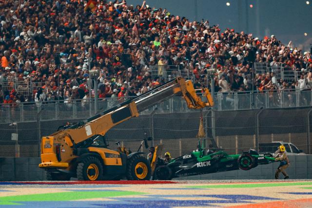 Marshals remove Kick Sauber's German driver Nico Hulkenberg's stricken car from the track during the Formula One Qatar Grand Prix at the Lusail International Circuit in Lusail on November 30, 2025. (Photo by Karim JAAFAR / AFP)