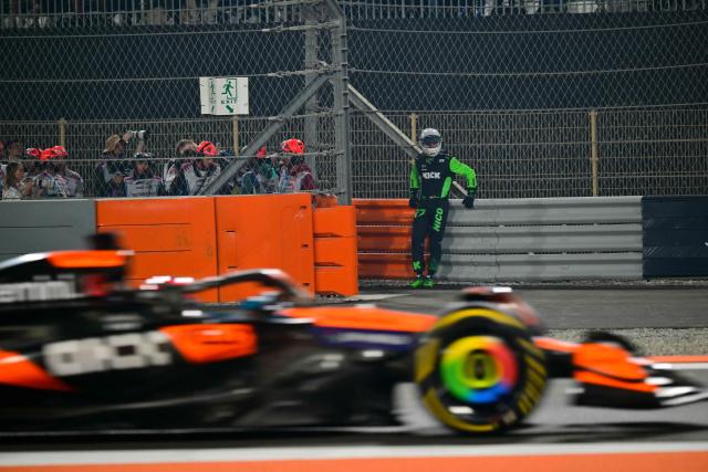 Kick Sauber's German driver Nico Hulkenberg looks on as McLaren's Australian driver Oscar Piastri drives past during the Formula One Qatar Grand Prix at the Lusail International Circuit in Lusail on November 30, 2025. (Photo by Andrej ISAKOVIC / AFP)