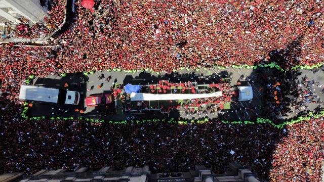 In this aerial view fans surround a bus carrying Flamengo's football team as it drives through Rio de Janeiro on November 30, 2025, a day after clinching the 2025 Copa Libertadores title. (Photo by Tercio Teixeira / AFP)