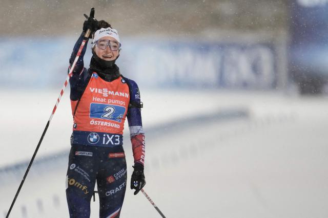 France's Lou Jeanmonnot celebrates after crossing the finish line to win with her team the mixed relay event of the IBU Biathlon World Cup in Oestersund, Sweden on November 30, 2025. (Photo by Bjorn LARSSON ROSVALL / various sources / AFP) / Sweden OUT