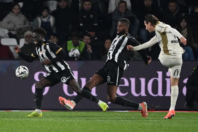 Lens' French forward #10 (R) Florian Thauvin scores his team's first goal during the French L1 football match between SCO Angers and RC Lens at the Stade Raymond-Kopa in Angers on November 30, 2025. (Photo by JEAN-FRANCOIS MONIER / AFP)