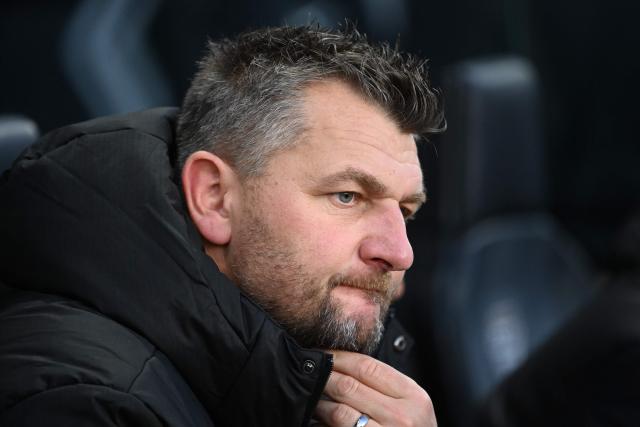 Lens' French head coach Pierre Sage watches his players during the French L1 football match between SCO Angers and RC Lens at the Stade Raymond-Kopa in Angers on November 30, 2025. (Photo by JEAN-FRANCOIS MONIER / AFP)