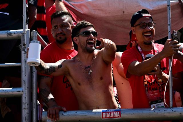 Flamengo's Uruguayan midfielder Giorgian de Arrascaeta (C) celebrates with fans in Rio de Janeiro, Brazil, on November 30, 2025, a day after clinching the 2025 Copa Libertadores title. (Photo by Pablo PORCIUNCULA / AFP)