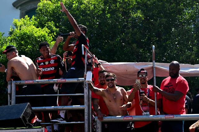 Flamengo's Uruguayan midfielder Giorgian de Arrascaeta (C) celebrates with fans in Rio de Janeiro, Brazil, on November 30, 2025, a day after clinching the 2025 Copa Libertadores title. (Photo by Pablo PORCIUNCULA / AFP)