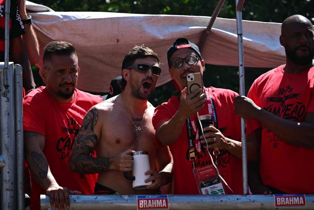 Flamengo's Uruguayan midfielder Giorgian de Arrascaeta (2-L) celebrates with fans in Rio de Janeiro, Brazil, on November 30, 2025, a day after clinching the 2025 Copa Libertadores title. (Photo by Pablo PORCIUNCULA / AFP)