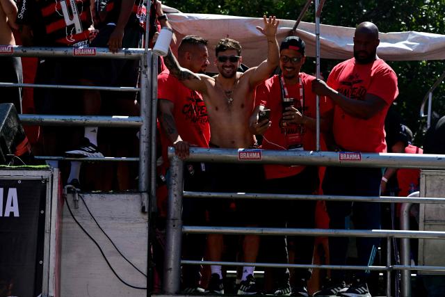 Flamengo's Uruguayan midfielder Giorgian de Arrascaeta waves during a celebration with fans in Rio de Janeiro, Brazil, on November 30, 2025, a day after clinching the 2025 Copa Libertadores title. (Photo by Pablo PORCIUNCULA / AFP)