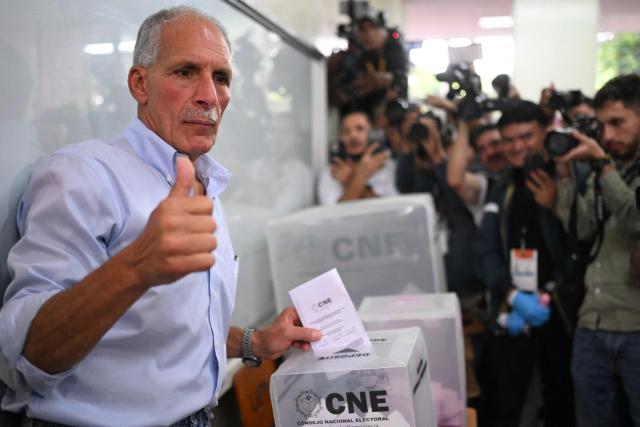Honduras presidential candidate of the National Party Nasry Asfura gives the thumb up as he casts his vote in Tegucigalpa on November 30, 2025. Hondurans voted for president on Sunday amid threats by US President Donald Trump to cut aid to the country if his preferred candidate loses. (Photo by MARVIN RECINOS / AFP)