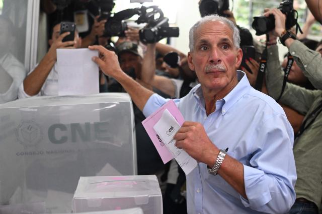 Honduras presidential candidate of the National Party Nasry Asfura casts his vote in Tegucigalpa on November 30, 2025. Hondurans voted for president on Sunday amid threats by US President Donald Trump to cut aid to the country if his preferred candidate loses. (Photo by MARVIN RECINOS / AFP)