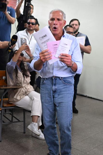 Honduras presidential candidate of the National Party Nasry Asfura walks to cast his vote in Tegucigalpa on November 30, 2025. Hondurans voted for president on Sunday amid threats by US President Donald Trump to cut aid to the country if his preferred candidate loses. (Photo by MARVIN RECINOS / AFP)