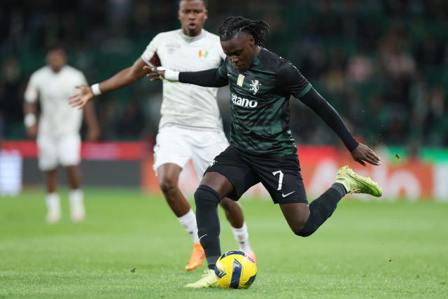 Sporting Lisbon's Portuguese midfielder #07 Geovany Quenda shoots during the Portuguese League football match between Sporting CP and CF Estrela da Amadora at Jose Alvalade stadium in Lisbon on November 30, 2025. (Photo by PATRICIA DE MELO MOREIRA / AFP)