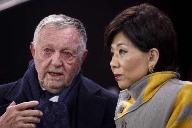 Former Olympique Lyonnais' president Jean-Michel Aulas (L) speaks with US businesswoman and President of Olympique Lyonnais Michele Kang (R) ahead of the French L1 football match between Olympique Lyonnais (OL) and FC Nantes at the Parc Olympique Lyonnais stadium in Decines-Charpieu, central-eastern France on November 30, 2025. (Photo by Alex MARTIN / AFP)