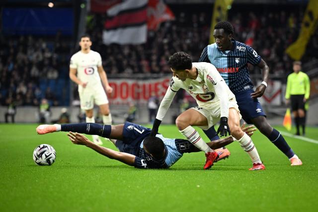 Le Havre's Hungarian defender #07 Loic Nego (L) and Le Havre's Senegalese midfielder #14 Rassoul Ndiaye fight for the ball with Lille's Moroccan forward #11 Osame Sahraoui (C) during the French L1 football match between Le Havre AC and Lille LOSC at the Oceane stadium in Le Havre, north-western France, on November 30, 2025. (Photo by Lou BENOIST / AFP)