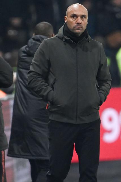 Angers' French head coach Alexandre Dujeux looks on during the French L1 football match between SCO Angers and RC Lens at the Raymond-Kopa stadium in Angers on November 30, 2025. (Photo by JEAN-FRANCOIS MONIER / AFP)