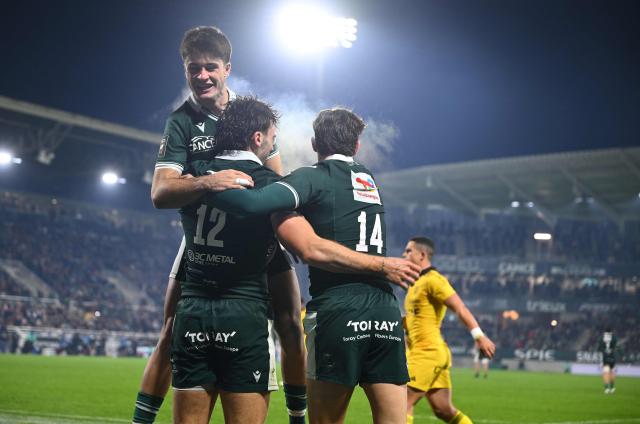 Pau's French centre Fabien Brau-Boirie (C) and Pau's French wing Grégoire Arfeuil (R) celebrate after scoring a try during the French Top 14 rugby union match between Section Paloise Bearn Pyrenees (Pau) and Stade Rochelais (La Rochelle) at Stade du Hameau in Pau, south-western France on November 30, 2025. (Photo by Gaizka IROZ / AFP)