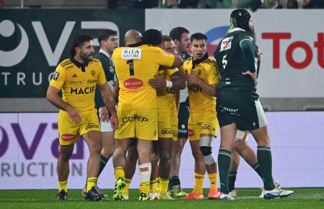 La Rochelle's players celebrate after scoring a try during the French Top14 rugby union match between Section Paloise Bearn Pyrenees (Pau) and Stade Rochelais (La Rochelle) at Stade du Hameau in Pau, south-western France on November 30, 2025. (Photo by Gaizka IROZ / AFP)