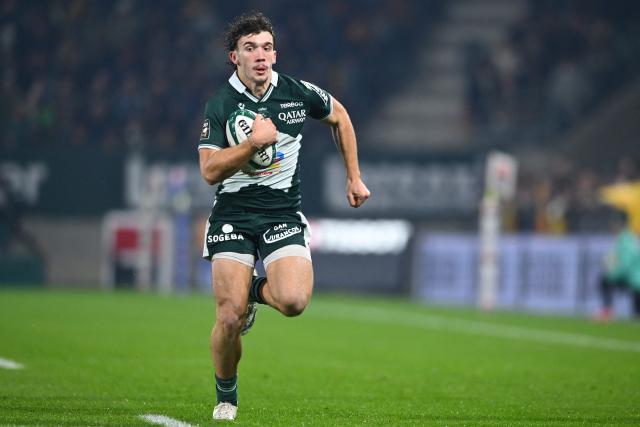 Pau's French centre Fabien Brau-Boirie runs to score a try during the French Top 14 rugby union match between Section Paloise Bearn Pyrenees (Pau) and Stade Rochelais (La Rochelle) at Stade du Hameau in Pau, south-western France on November 30, 2025. (Photo by Gaizka IROZ / AFP)