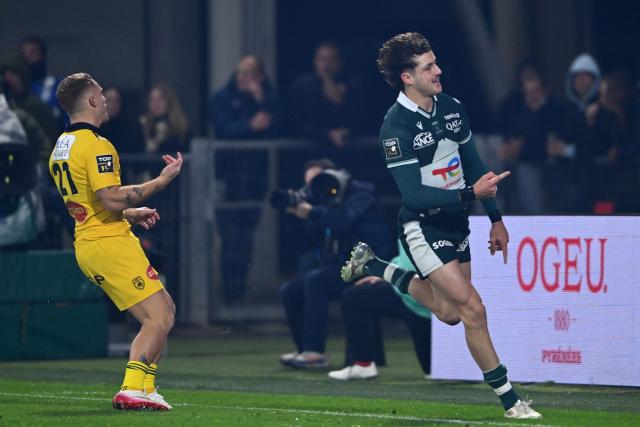 Pau's French wing Gregoire Arfeuil celebrates after scoring a try during the French Top 14 rugby union match between Section Paloise Bearn Pyrenees (Pau) and Stade Rochelais (La Rochelle) at Stade du Hameau in Pau, south-western France on November 30, 2025. (Photo by Gaizka IROZ / AFP)