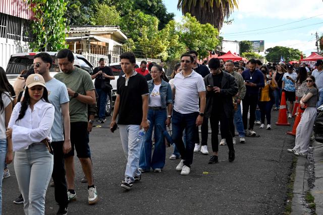 People queue to vote during Honduras' general election at a polling station in Tegucigalpa on November 30, 2025. Hondurans voted for president on November 30, 2025, amid threats by US President Donald Trump to cut aid to the country if his preferred candidate loses. (Photo by Orlando SIERRA / AFP)