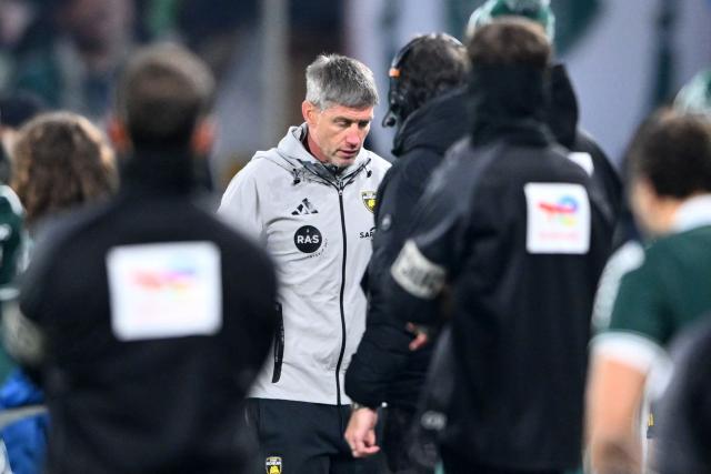 La Rochelle's Irish coach Ronan O'Gara (C) leaves the field after receiving a red card during the French Top 14 rugby union match between Section Paloise Bearn Pyrenees (Pau) and Stade Rochelais (La Rochelle) at Stade du Hameau in Pau, south-western France on November 30, 2025. (Photo by Gaizka IROZ / AFP)