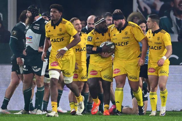 La Rochelle's Georgian prop Aleksandre Kuntelia (2ndR) celebrates after scoring a try during the French Top 14 rugby union match between Section Paloise Bearn Pyrenees (Pau) and Stade Rochelais (La Rochelle) at Stade du Hameau in Pau, south-western France on November 30, 2025. (Photo by Gaizka IROZ / AFP)