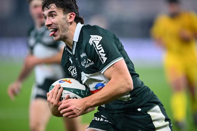 Pau's French centre Fabien Brau-Boirie runs to score a try during the French Top 14 rugby union match between Section Paloise Bearn Pyrenees (Pau) and Stade Rochelais (La Rochelle) at Stade du Hameau in Pau, south-western France on November 30, 2025. (Photo by Gaizka IROZ / AFP)