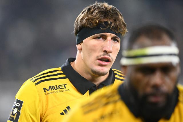 La Rochelle's French flanker Oscar Jegou (L) looks on during the French Top 14 rugby union match between Section Paloise Bearn Pyrenees (Pau) and Stade Rochelais (La Rochelle) at Stade du Hameau in Pau, south-western France on November 30, 2025. (Photo by Gaizka IROZ / AFP)