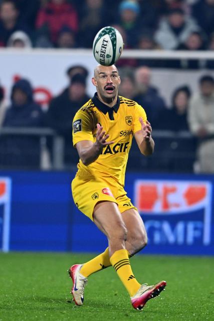 La Rochelle's South African wing Dillyn Leyds grabs the ball during the French Top 14 rugby union match between Section Paloise Bearn Pyrenees (Pau) and Stade Rochelais (La Rochelle) at Stade du Hameau in Pau, south-western France on November 30, 2025. (Photo by Gaizka IROZ / AFP)
