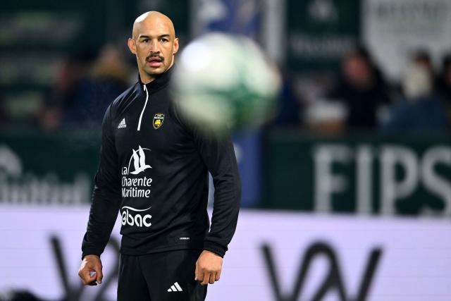 La Rochelle's South African wing Dillyn Leyds looks on before the French Top 14 rugby union match between Section Paloise Bearn Pyrenees (Pau) and Stade Rochelais (La Rochelle) at Stade du Hameau in Pau, south-western France on November 30, 2025. (Photo by Gaizka IROZ / AFP)