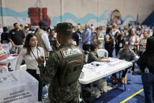 A Honduran army soldier stands guard during Honduras' general election at a polling station in the Olympic Village of Tegucigalpa on November 30, 2025. Hondurans voted for president on November 30, 2025, amid threats by US President Donald Trump to cut aid to the country if his preferred candidate loses. (Photo by Lucas AGUAYO / AFP)