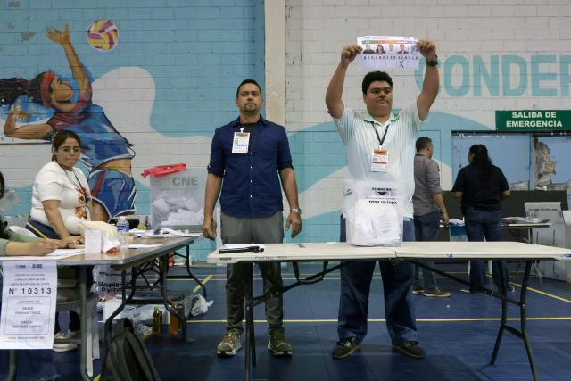 Election officials count a vote for presidential candidate Salvador Nasralla after the closing of the polling stations during Honduras' general election in Tegucigalpa on November 30, 2025. Hondurans voted for president on November 30, 2025, amid threats by US President Donald Trump to cut aid to the country if his preferred candidate loses. (Photo by Lucas AGUAYO / AFP)
