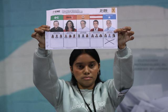 An election official counts a vote for presidential candidate of the National Party, Nasry Asfura, after the closing of the polling stations during Honduras' general election in Tegucigalpa on November 30, 2025. Hondurans voted for president on November 30, 2025, amid threats by US President Donald Trump to cut aid to the country if his preferred candidate loses. (Photo by Lucas AGUAYO / AFP)