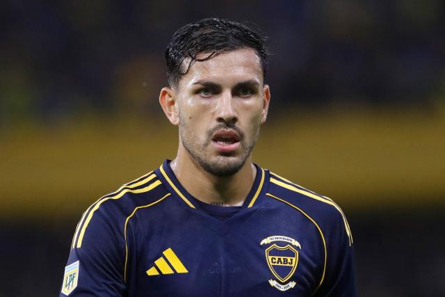 Boca Juniors' midfielder #05 Leandro Paredes gestures during the Argentine Professional Football League 2025 Clausura Tournament quarter-final match between Boca Juniors and Argentinos Juniors at La Bombonera Stadium in Buenos Aires on November 30, 2025. (Photo by Marcos BRINDICCI / AFP)