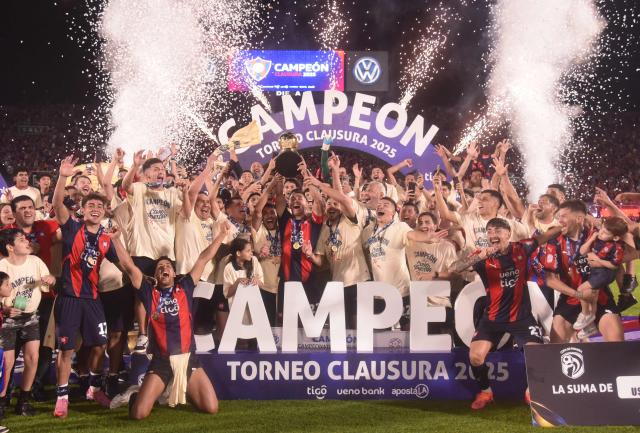 Cerro Porteno players celebrate with the trophy after winning the Paraguayan first division Clausura football match between Cerro Porteno and Tembetary at Defensores del Chaco stadium in Asuncion on November 30, 2025. (Photo by DANIEL DUARTE / AFP)