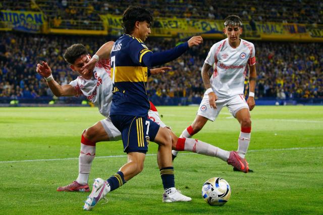 Argentinos Juniors' defender #16 Francisco Alvarez (L) and Boca Juniors' forward #07 Exequiel Zeballos (R) fight for the ball during the Argentine Professional Football League 2025 Clausura Tournament quarter-final match between Boca Juniors and Argentinos Juniors at La Bombonera Stadium in Buenos Aires on November 30, 2025. (Photo by Marcos BRINDICCI / AFP)