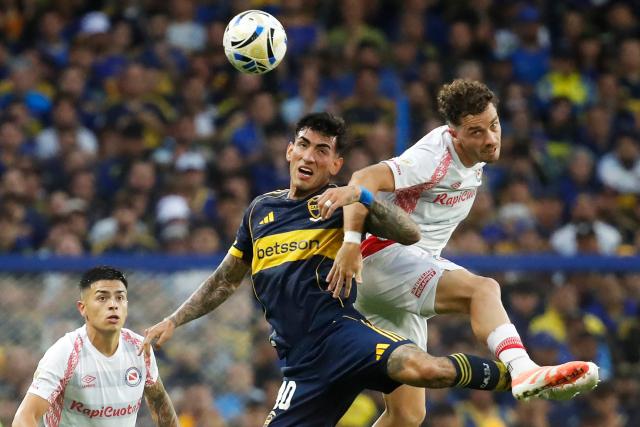 Boca Juniors' defender #40 Lautaro Di Lollo (L) and Argentinos Juniors' forward #27 Tomas Molina (R) fight for the ball during the Argentine Professional Football League 2025 Clausura Tournament quarter-final match between Boca Juniors and Argentinos Juniors at La Bombonera Stadium in Buenos Aires on November 30, 2025. (Photo by Marcos BRINDICCI / AFP)