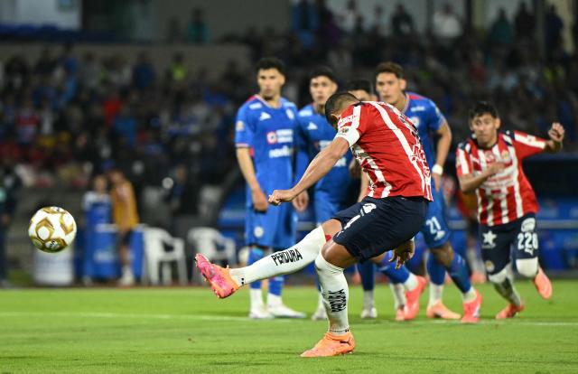 Guadalajara's forward #14 Javier Hernandez misses from the penalty spot during the Liga MX Apertura quarter-final second leg football match between Cruz Azul and Guadalajara at the Olimpico Universitario Stadium in Mexico City on November 30, 2025. (Photo by Yuri CORTEZ / AFP)