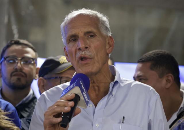 Honduran presidential candidate of the National Party, Nasry Asfura, delivers a speech as he waits for the results of the presidential election in Tegucigalpa on November 30, 2025. (Photo by Lucas AGUAYO / AFP)