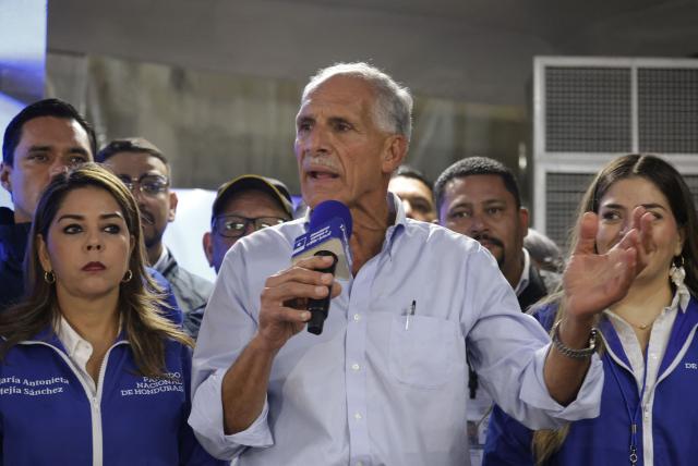 Honduran presidential candidate of the National Party, Nasry Asfura, delivers a speech as he waits for the results of the presidential election in Tegucigalpa on November 30, 2025. (Photo by Lucas AGUAYO / AFP)
