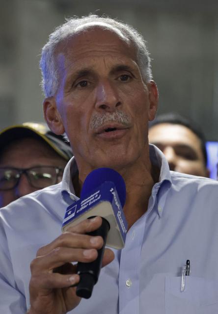 Honduran presidential candidate of the National Party, Nasry Asfura, delivers a speech as he waits for the results of the presidential election in Tegucigalpa on November 30, 2025. (Photo by Lucas AGUAYO / AFP)