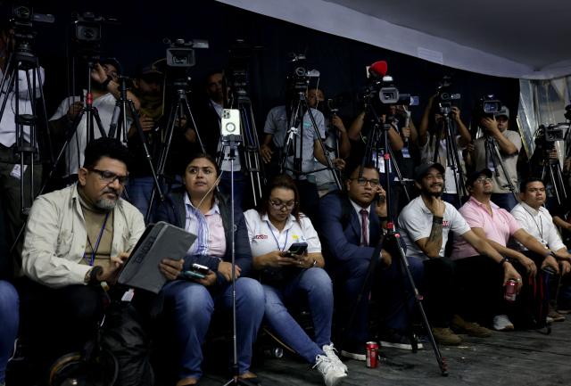 Journalists wait for Honduran presidential candidate of the National Party, Nasry Asfura, as they wait for the results of the presidential election in Tegucigalpa on November 30, 2025. (Photo by Lucas AGUAYO / AFP)