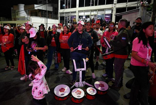Supporters of Honduran presidential candidate for the ruling Libertad y Refundacion (LIBRE) party, Rixi Moncada, wait the first results of the presidential election in Tegucigalpa on November 30, 2025. (Photo by Orlando SIERRA / AFP)