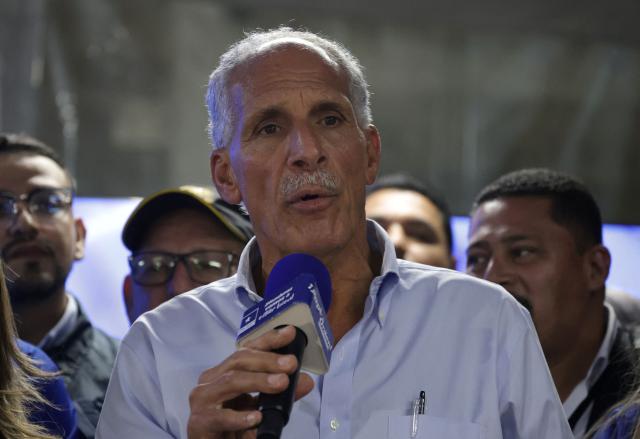 Honduran presidential candidate of the National Party, Nasry Asfura, delivers a speech as he waits for the results of the presidential election in Tegucigalpa on November 30, 2025. (Photo by Lucas AGUAYO / AFP)