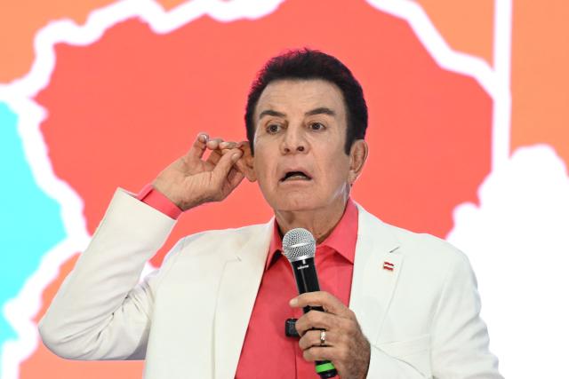 Honduran presidential candidate for the opposition Liberal party, Salvador Nasralla, delivers a speech before the first results of the presidential election in Tegucigalpa on November 30, 2025. (Photo by MARVIN RECINOS / AFP)
