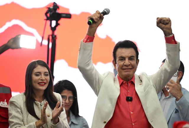 Honduran presidential candidate for the opposition Liberal party, Salvador Nasralla, gestures to supporters next to his wife Iroshka Elvir after the first results of the presidential election in Tegucigalpa on November 30, 2025. (Photo by MARVIN RECINOS / AFP)