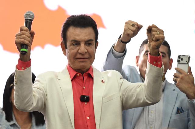 Honduran presidential candidate for the opposition Liberal party, Salvador Nasralla, gestures to supporters after the first results of the presidential election in Tegucigalpa on November 30, 2025. (Photo by MARVIN RECINOS / AFP)