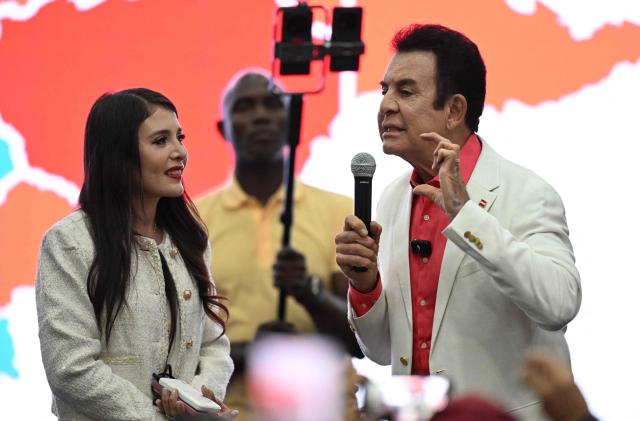 Honduran presidential candidate for the opposition Liberal party, Salvador Nasralla, delivers a speech next to his wife Iroshka Elvir after the first results of the presidential election in Tegucigalpa on November 30, 2025. (Photo by MARVIN RECINOS / AFP)