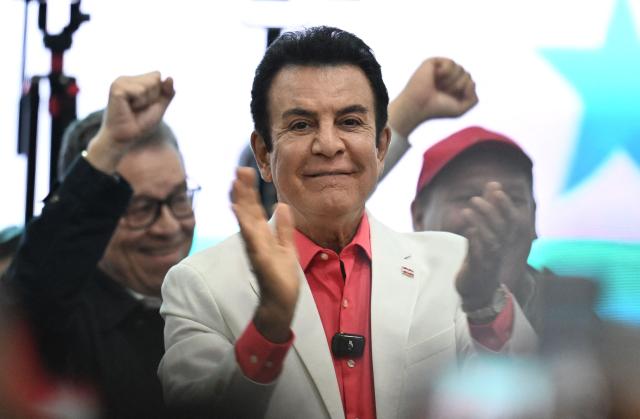 Honduran presidential candidate for the opposition Liberal party, Salvador Nasralla, gestures to supporters after the first results of the presidential election in Tegucigalpa on November 30, 2025. (Photo by MARVIN RECINOS / AFP)