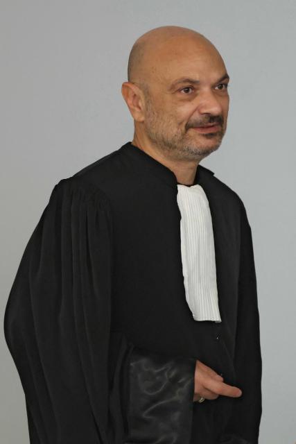 Defendants' lawyer Richard Malka arrives at Nanterre courthouse, on December 1, 2025, for the opening hearing in the trial of seven people before the Criminal Court, for attempted fraud and corruption against oil giant TotalEnergies. The defendants are suspected of having, to varying degrees, worked to establish an arbitration tribunal in 2009, at the initiative of the Russian regions of Saratov and Volgograd (in the south-west of the country) and the Russian company Interneft. Businessman Andrй Guelfi, known as “Dйdй la sardine,” is suspected of having played a leading role in setting up this arbitration, which has been denounced by TotalEnergies. (Photo by Thomas SAMSON / AFP)