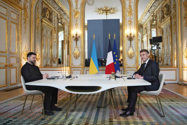 France’s President Emmanuel Macron (R) and his Ukrainian counterpart Volodymyr Zelensky pose prior to their meeting at the Elysee palace in Paris, on December 1, 2025. Ukrainian President Volodymyr Zelensky meets French counterpart Emmanuel Macron, seeking to shore up European support as US President expressed optimism of a deal to end Russia's war in Ukraine. (Photo by Christophe ENA / POOL / AFP)